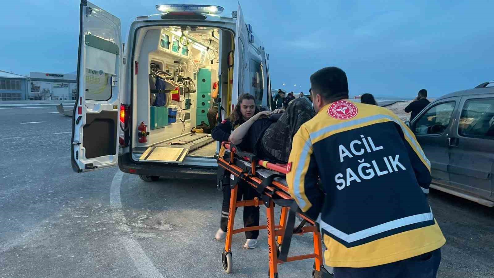 Kaza sonrası araçta sıkışan karı kocayı itfaiye kurtardı
