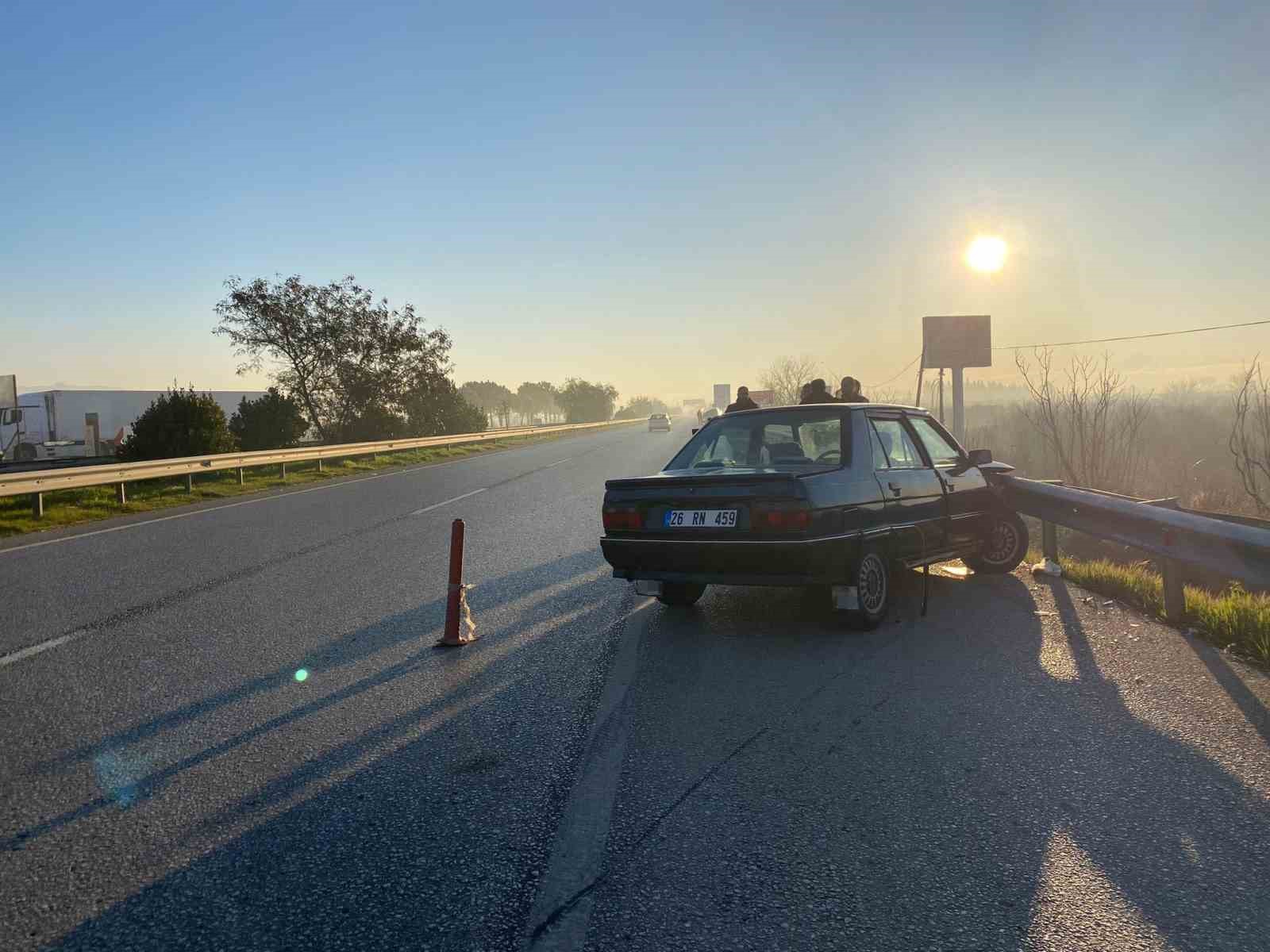 Kaza sonrası bariyerlerde asılı kaldı
