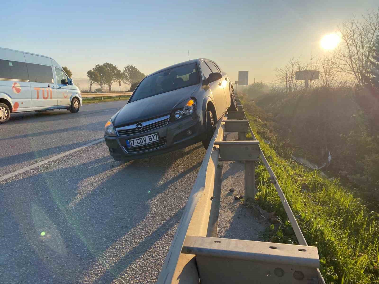 Kaza sonrası bariyerlerde asılı kaldı
