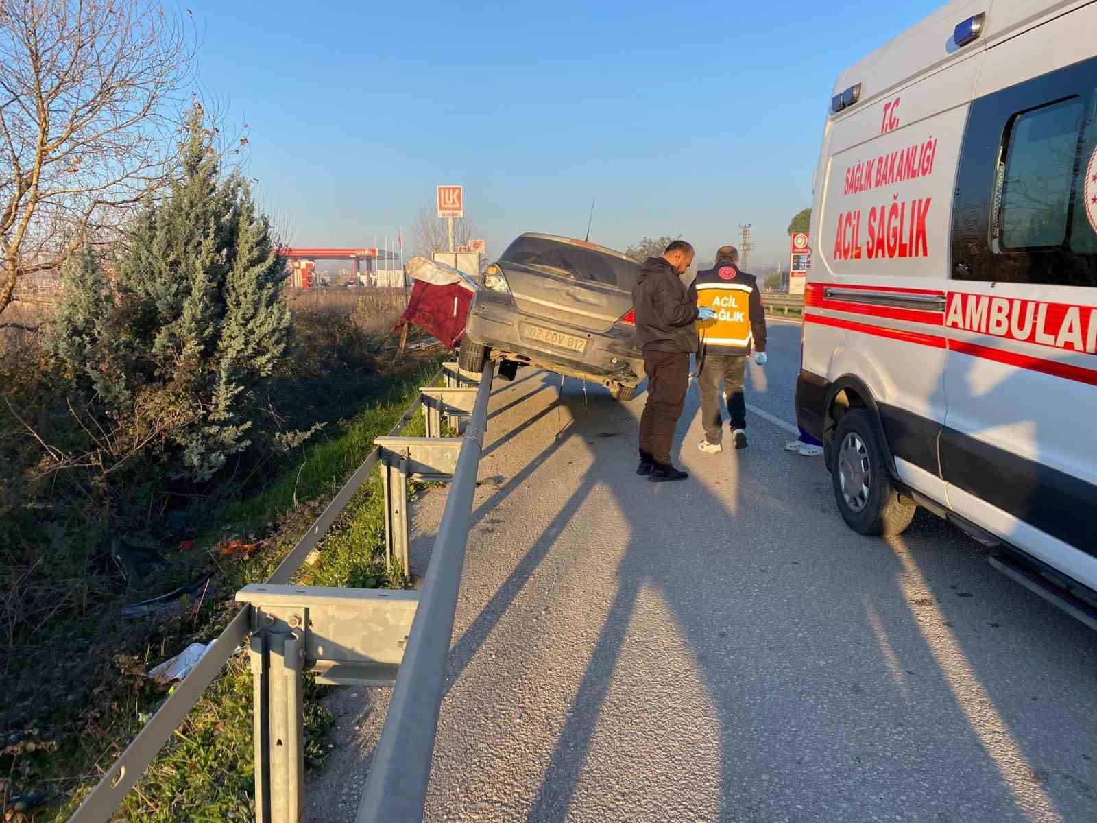Kaza sonrası bariyerlerde asılı kaldı
