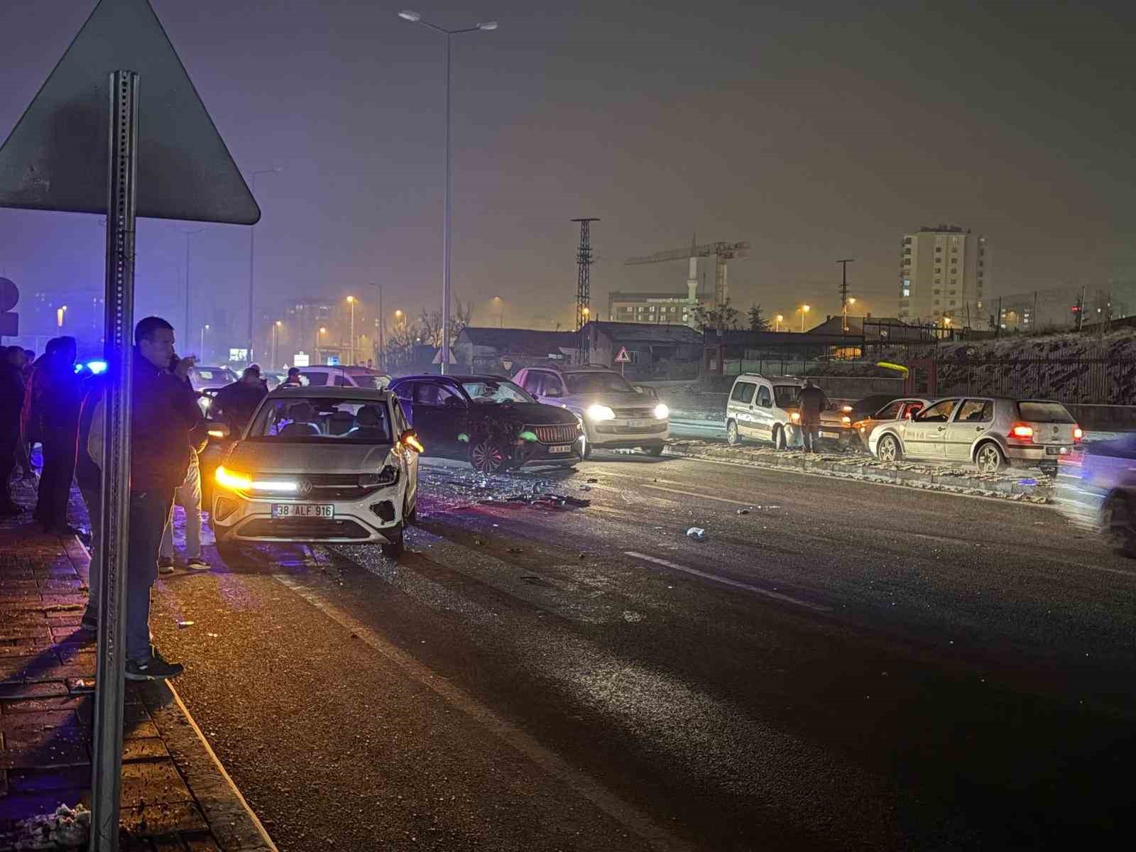 Kaza sonrası elektrikler kesildi, kazalar peş peşe geldi
