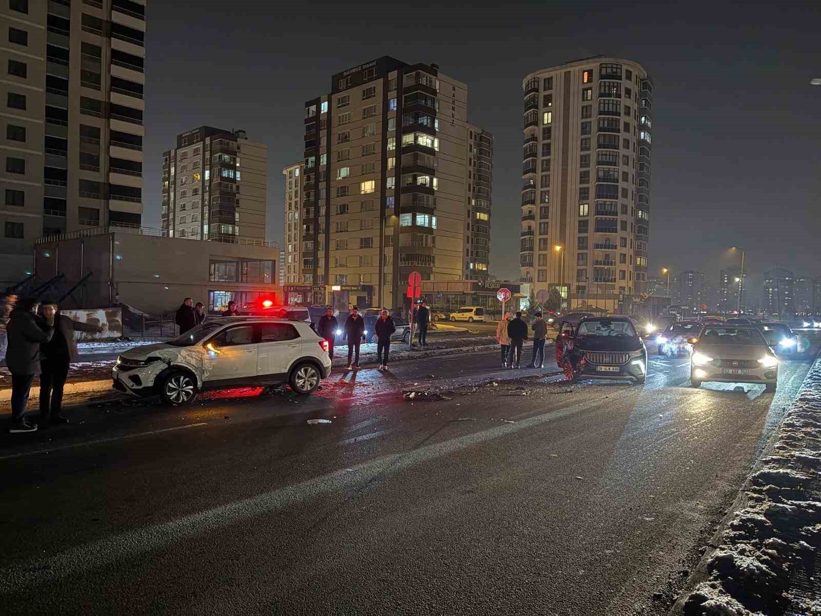 Kaza sonrası elektrikler kesildi, kazalar peş peşe geldi
