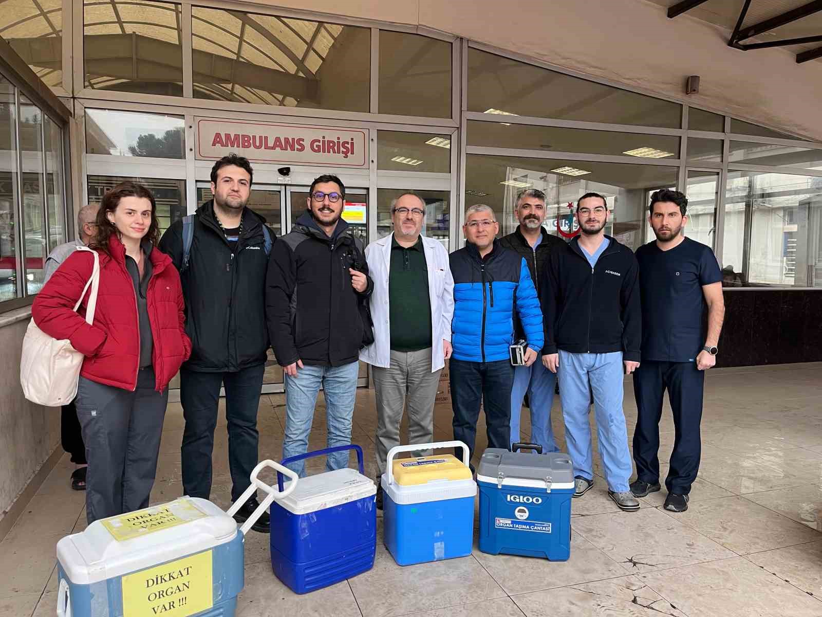 Kaza sonrası hayatını kaybeden vatandaş, bağışlanan organlarıyla 7 hastaya umut oldu
Kaza sonrası hayatını kaybeden vatandaş, bağışlanan organlarıyla 7 hastaya umut oldu