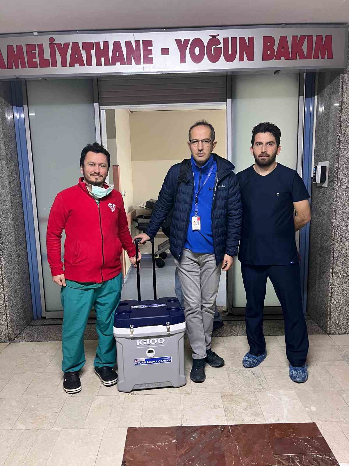 Kaza sonrası hayatını kaybeden vatandaş, bağışlanan organlarıyla 7 hastaya umut oldu
Kaza sonrası hayatını kaybeden vatandaş, bağışlanan organlarıyla 7 hastaya umut oldu