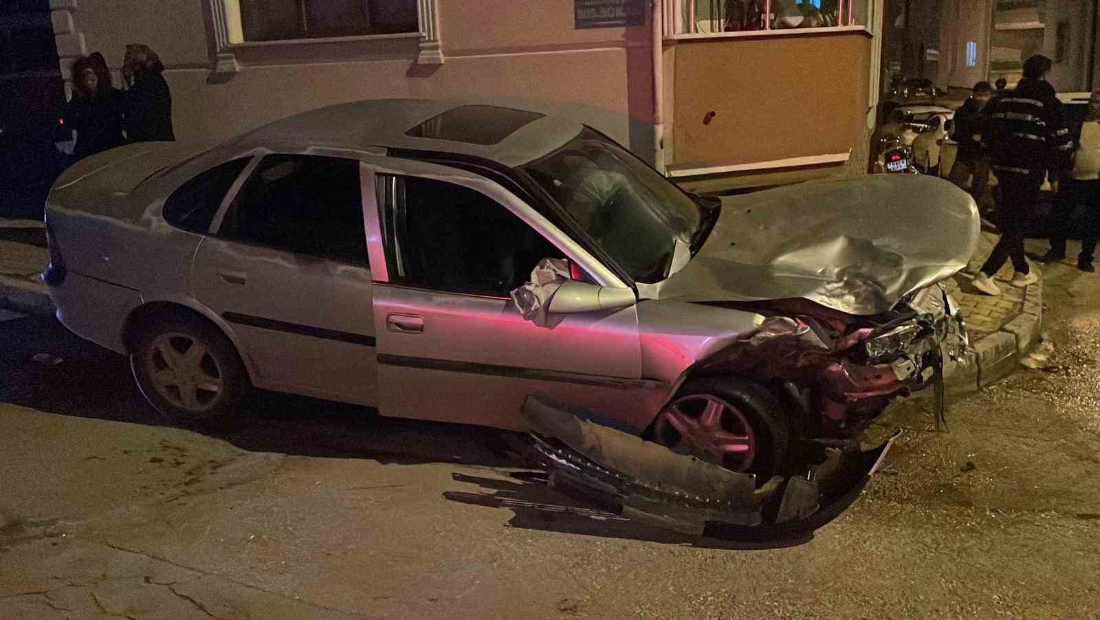 Kaza sonrası kendilerini otomobilden dışarı attılar
