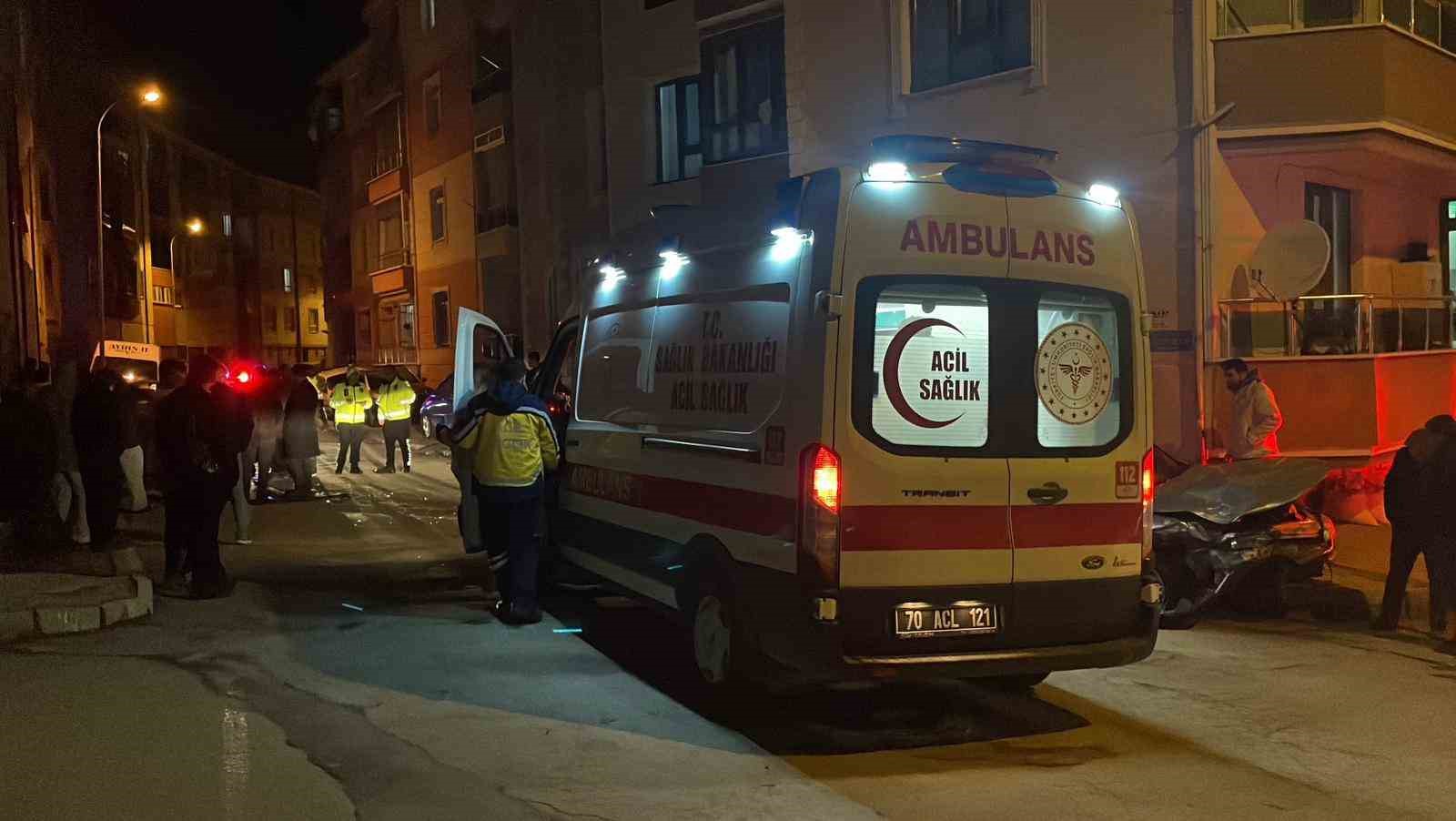 Kaza sonrası kendilerini otomobilden dışarı attılar
