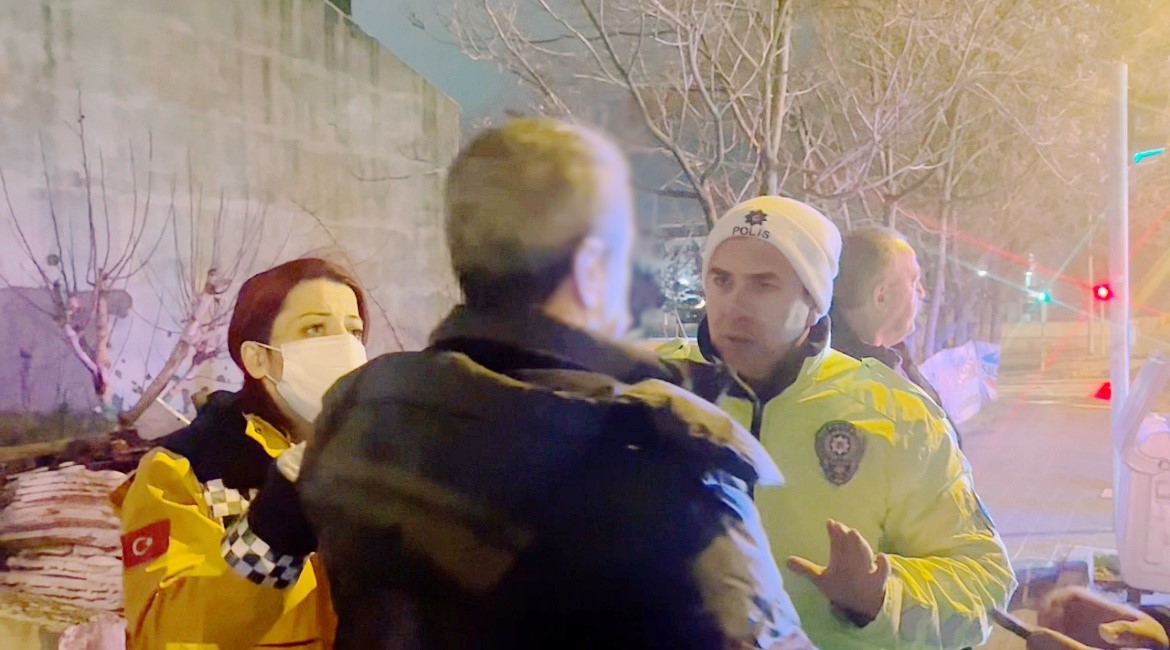 Kaza yapan alkollü sürücü, "Hepinizden özür diliyorum" diyerek hastaneye gitmeyi reddetti
Kaza yapan alkollü sürücü, "Hepinizden özür diliyorum" diyerek hastaneye gitmeyi reddetti