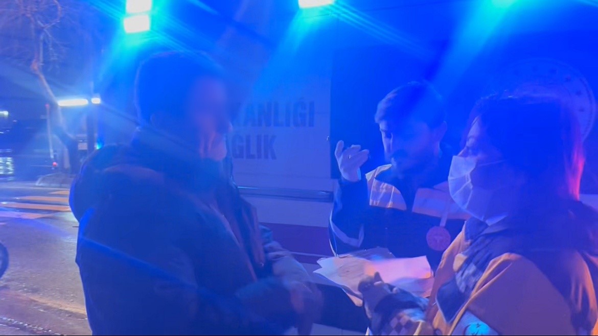 Kaza yapan alkollü sürücü, "Hepinizden özür diliyorum" diyerek hastaneye gitmeyi reddetti
Kaza yapan alkollü sürücü, "Hepinizden özür diliyorum" diyerek hastaneye gitmeyi reddetti