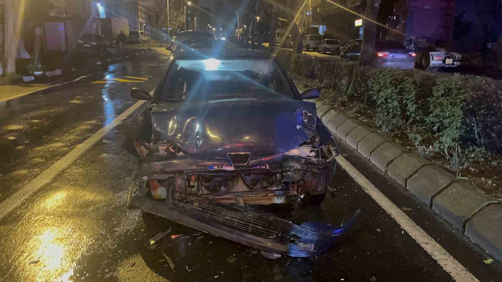 Kaza yapan alkollü sürücü, "Hepinizden özür diliyorum" diyerek hastaneye gitmeyi reddetti
Kaza yapan alkollü sürücü, "Hepinizden özür diliyorum" diyerek hastaneye gitmeyi reddetti