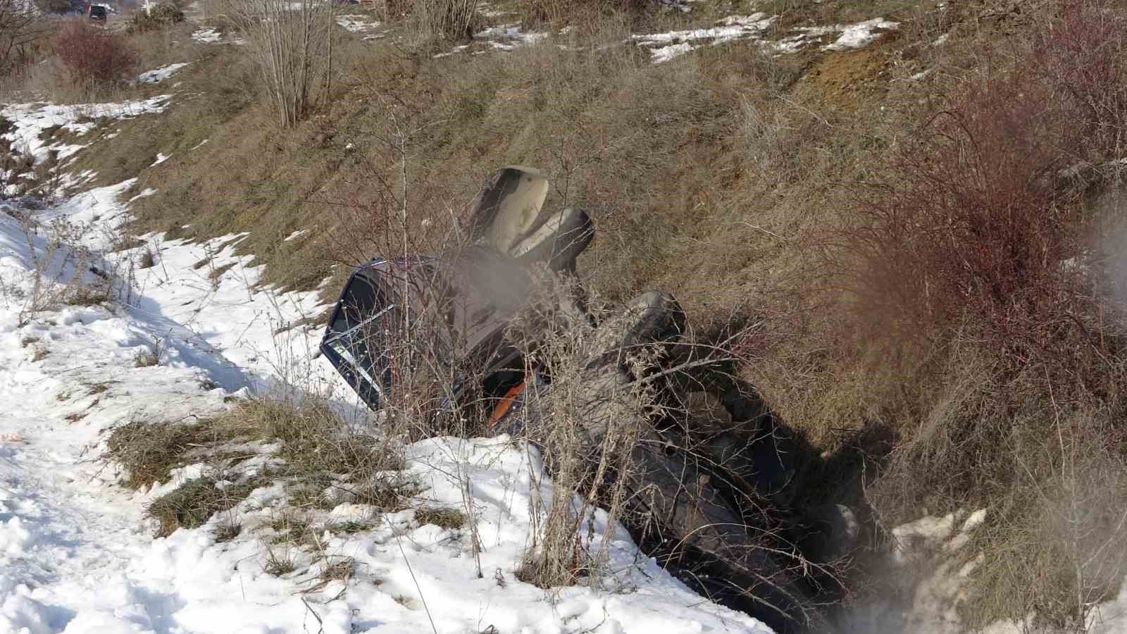 Kaza yapan Fiat Tofaş marka otomobil şarampole yuvarlandı: 1’i ağır 4 yaralı
