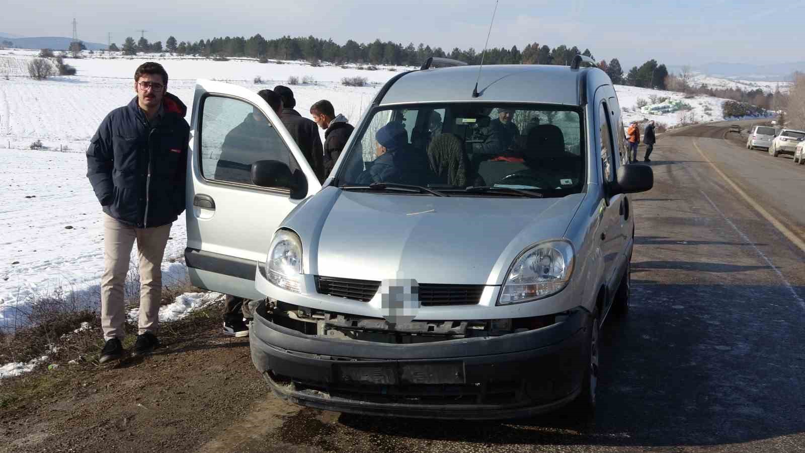Kaza yapan Fiat Tofaş marka otomobil şarampole yuvarlandı: 1’i ağır 4 yaralı
