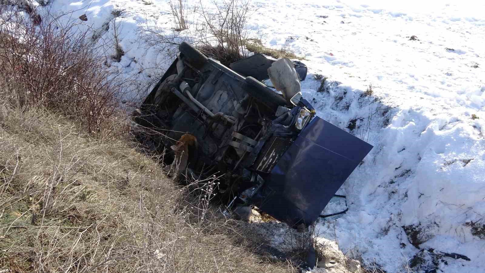 Kaza yapan Fiat Tofaş marka otomobil şarampole yuvarlandı: 1’i ağır 4 yaralı
