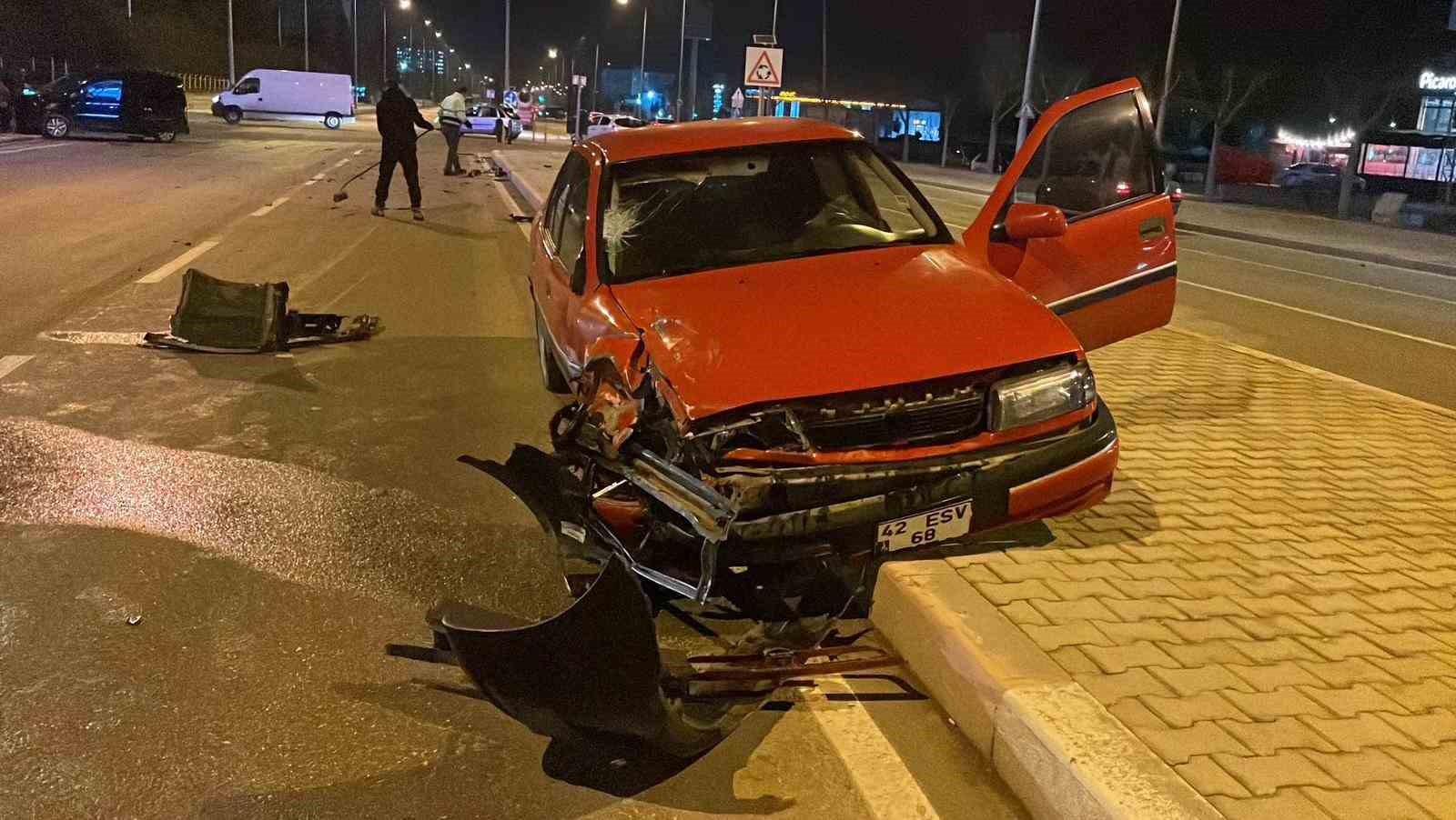 Kaza yapan hafifi ticari aracın radyatörü 30 metre fırladı: 1 yaralı
