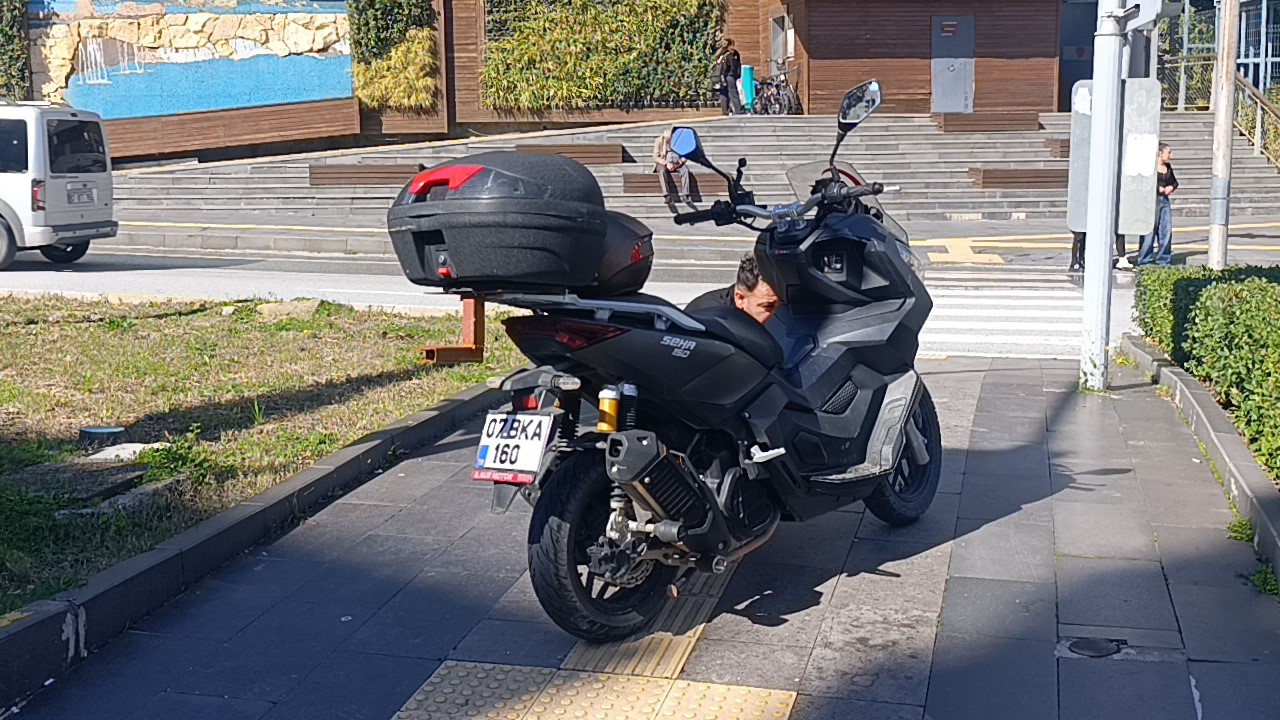 Kaza yapan motosikletli ısrarla polisi çağırdı, zararlı çıktı
