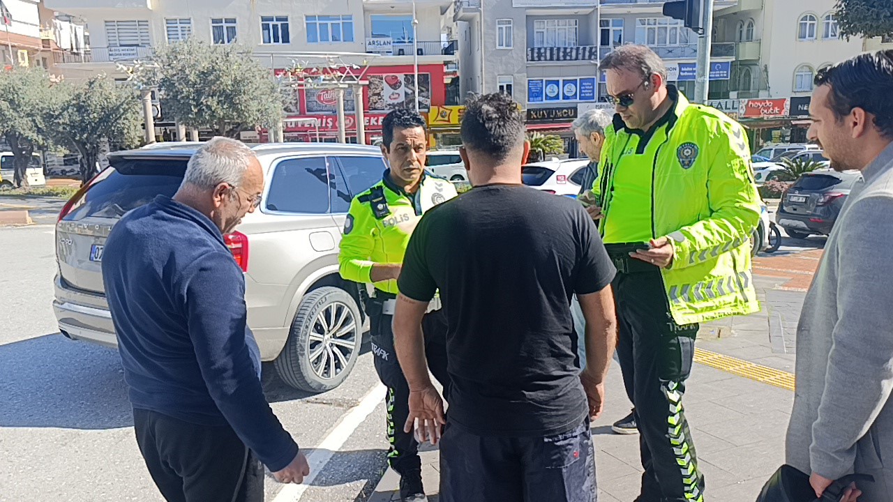 Kaza yapan motosikletli ısrarla polisi çağırdı, zararlı çıktı

