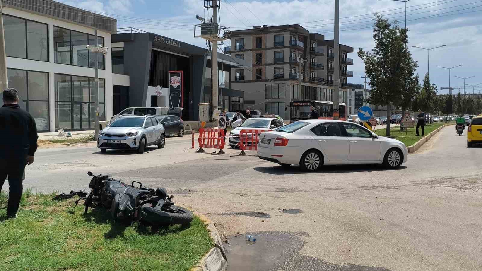 Kaza yapan motosikletli karşı yönden gelen minibüsün altında kaldı
