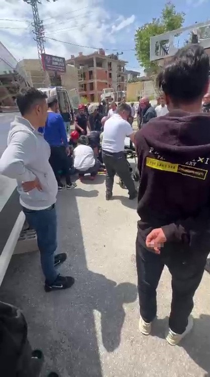 Kaza yapan motosikletli karşı yönden gelen minibüsün altında kaldı
