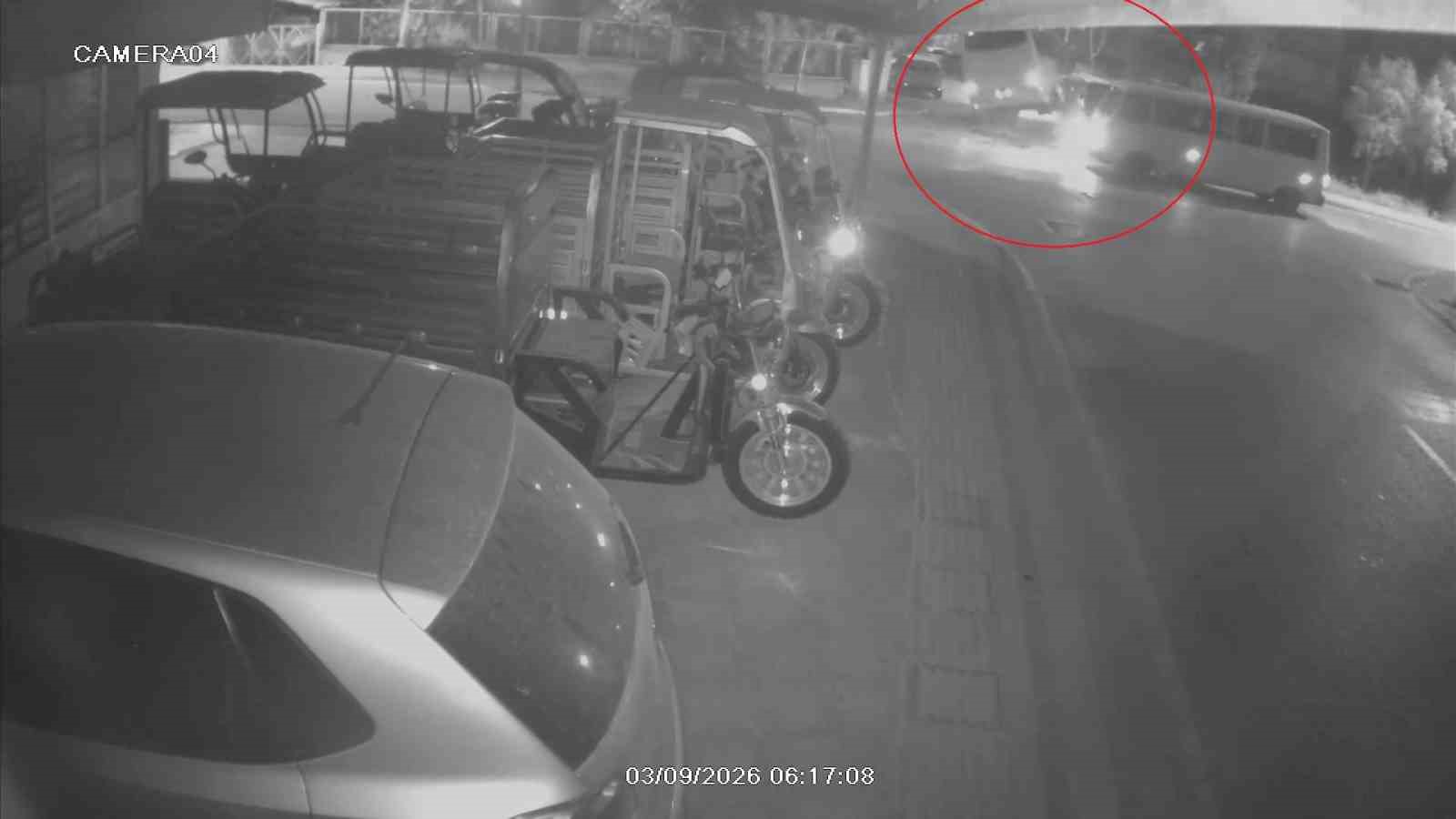 Kaza yapan otel servisi, park halindeki araçların üzerine devrildi
