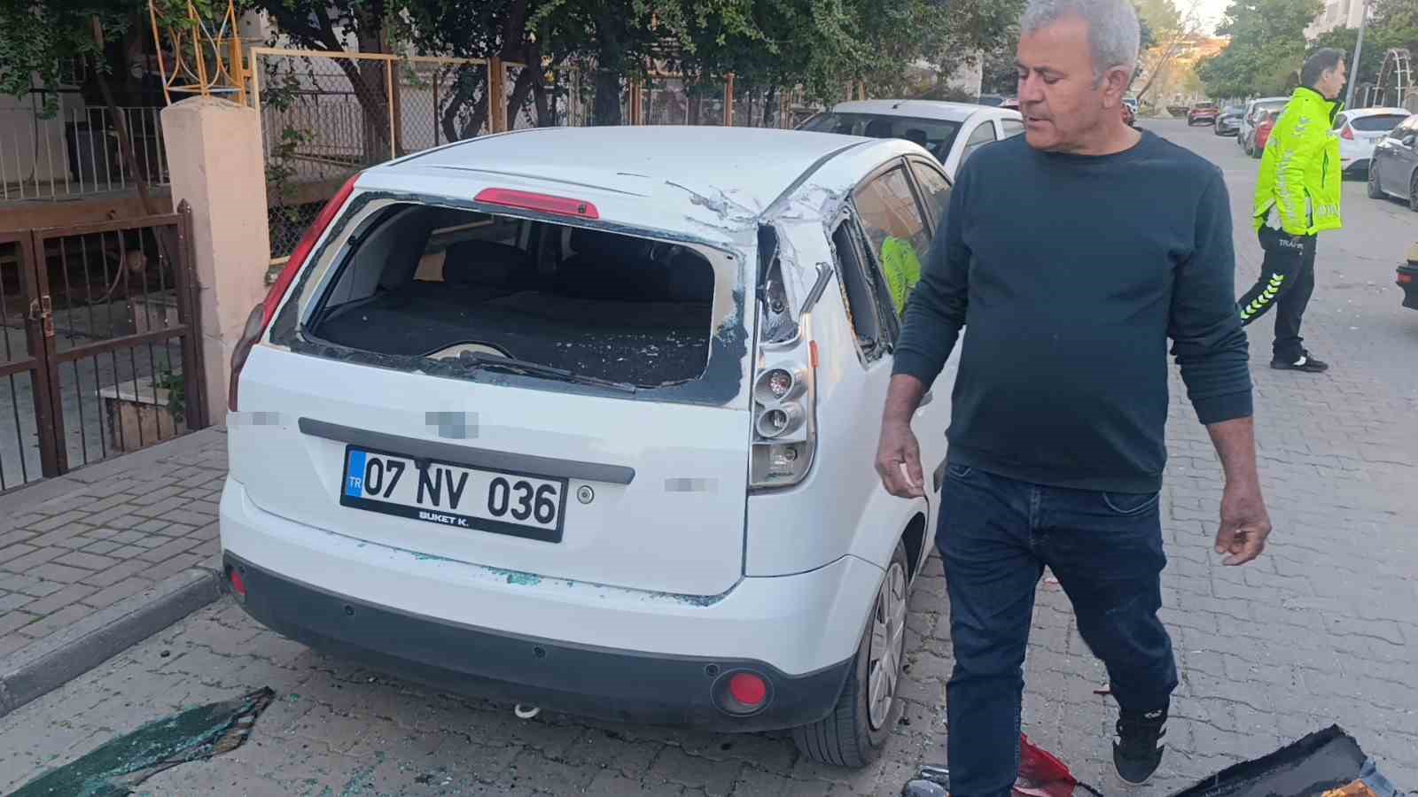 Kaza yapan otel servisi, park halindeki araçların üzerine devrildi
