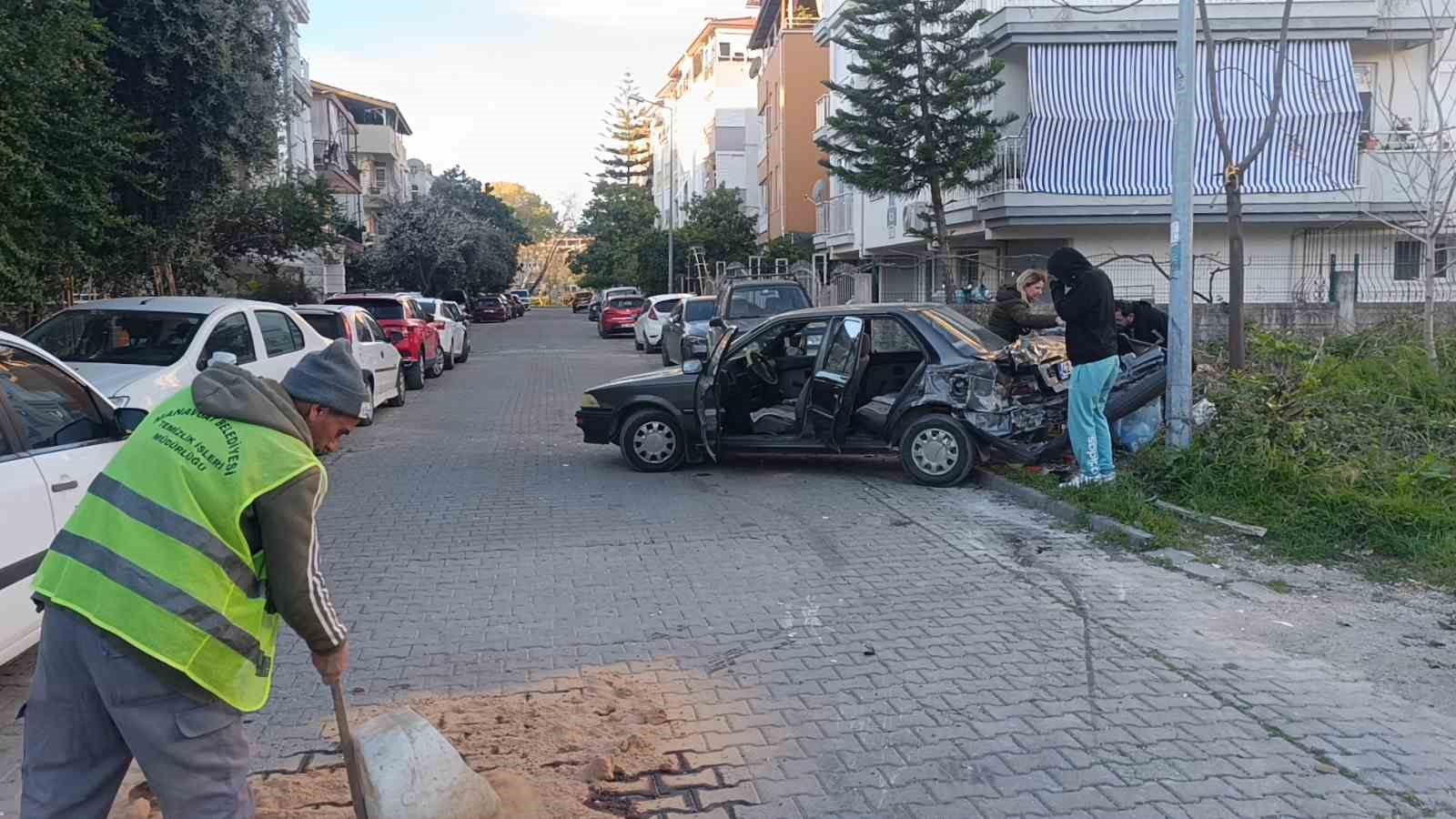 Kaza yapan otel servisi, park halindeki araçların üzerine devrildi
