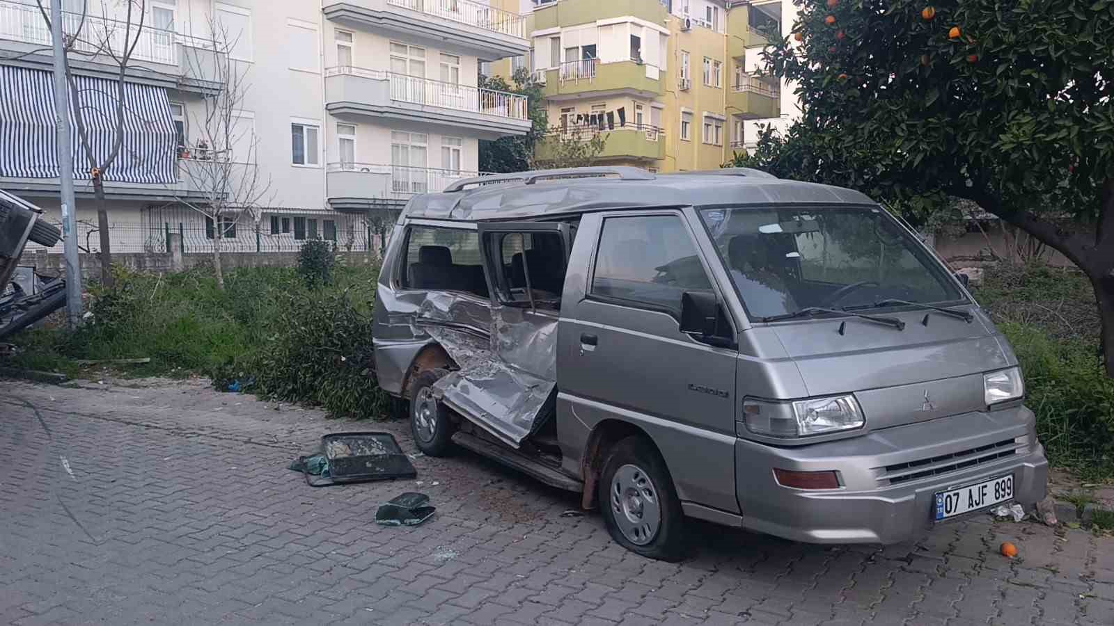 Kaza yapan otel servisi, park halindeki araçların üzerine devrildi
