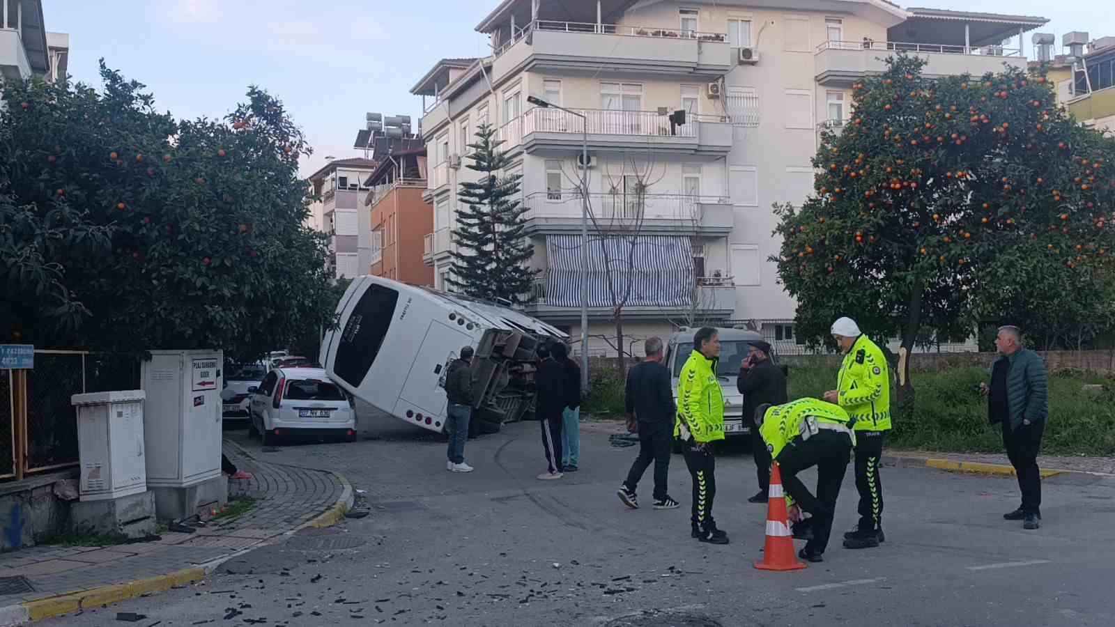Kaza yapan otel servisi, park halindeki araçların üzerine devrildi

