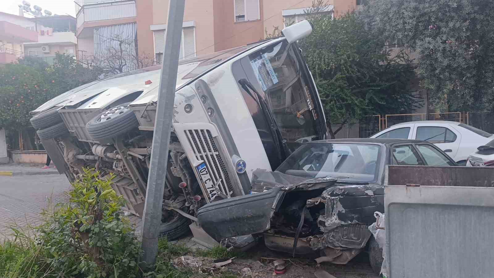 Kaza yapan otel servisi, park halindeki araçların üzerine devrildi
