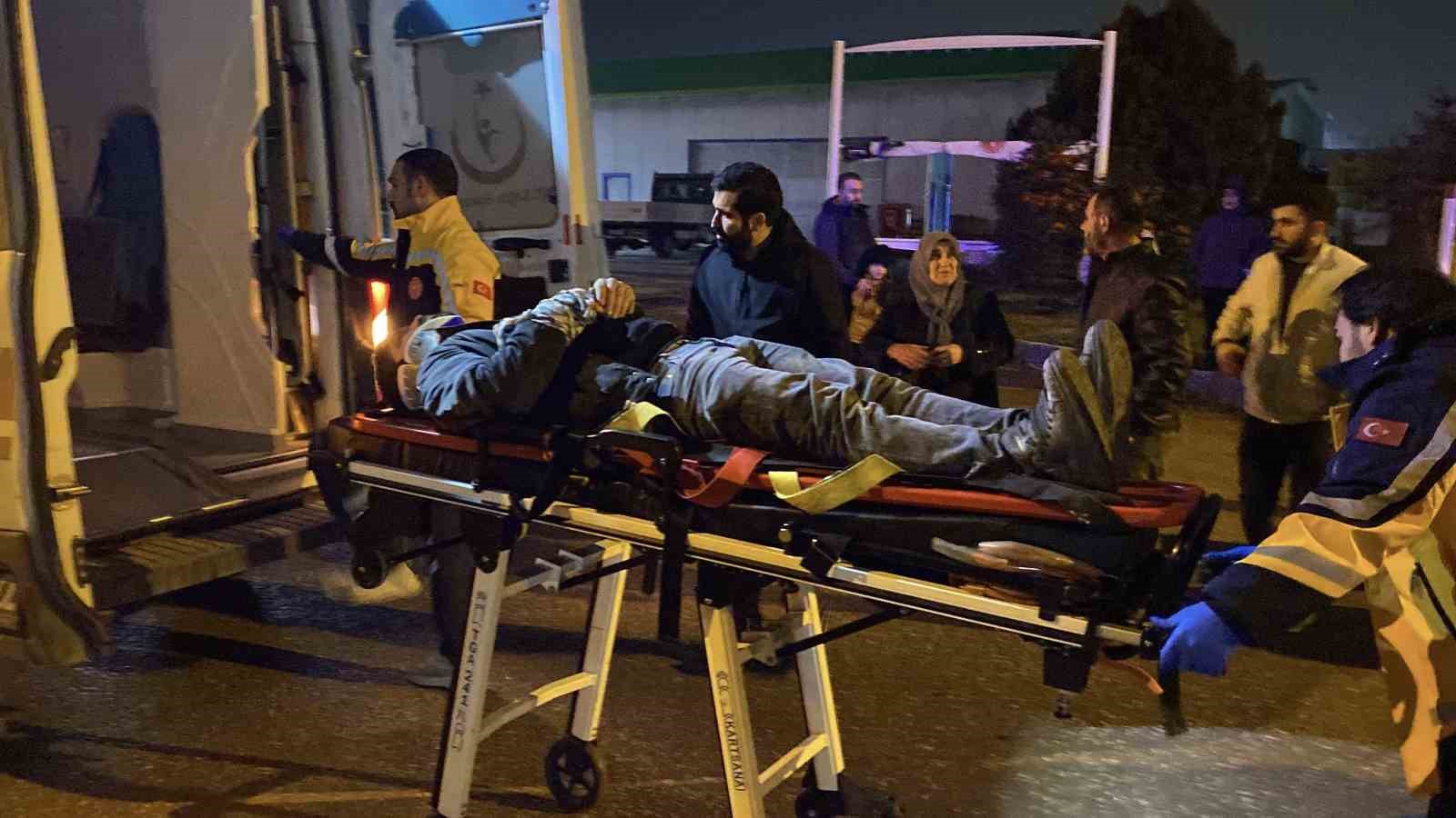 Kaza yapan otomobil savrulup kamyonete çarptı: 2 yaralı
