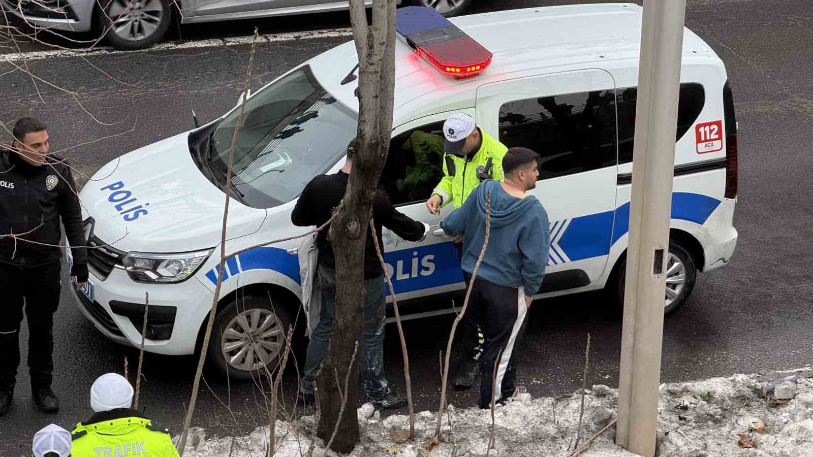 Kaza yapan sürücüler kavga edince kelepçelenip karakola götürüldü
