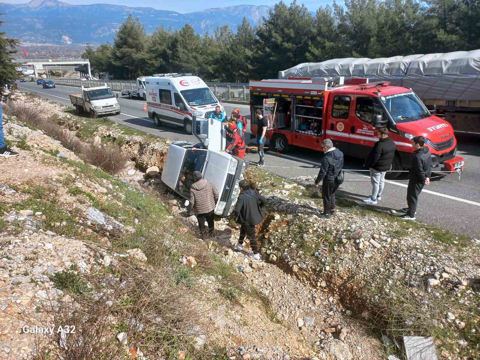 Kaza yapan Tofaş aracın içinde sıkışan vatandaşı itfaiye ekipleri kurtardı

