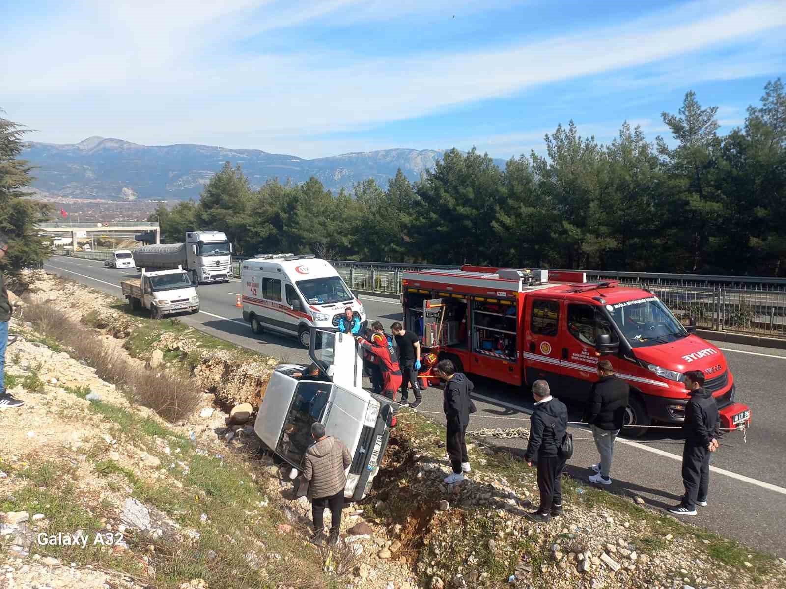 Kaza yapan Tofaş aracın içinde sıkışan vatandaşı itfaiye ekipleri kurtardı
