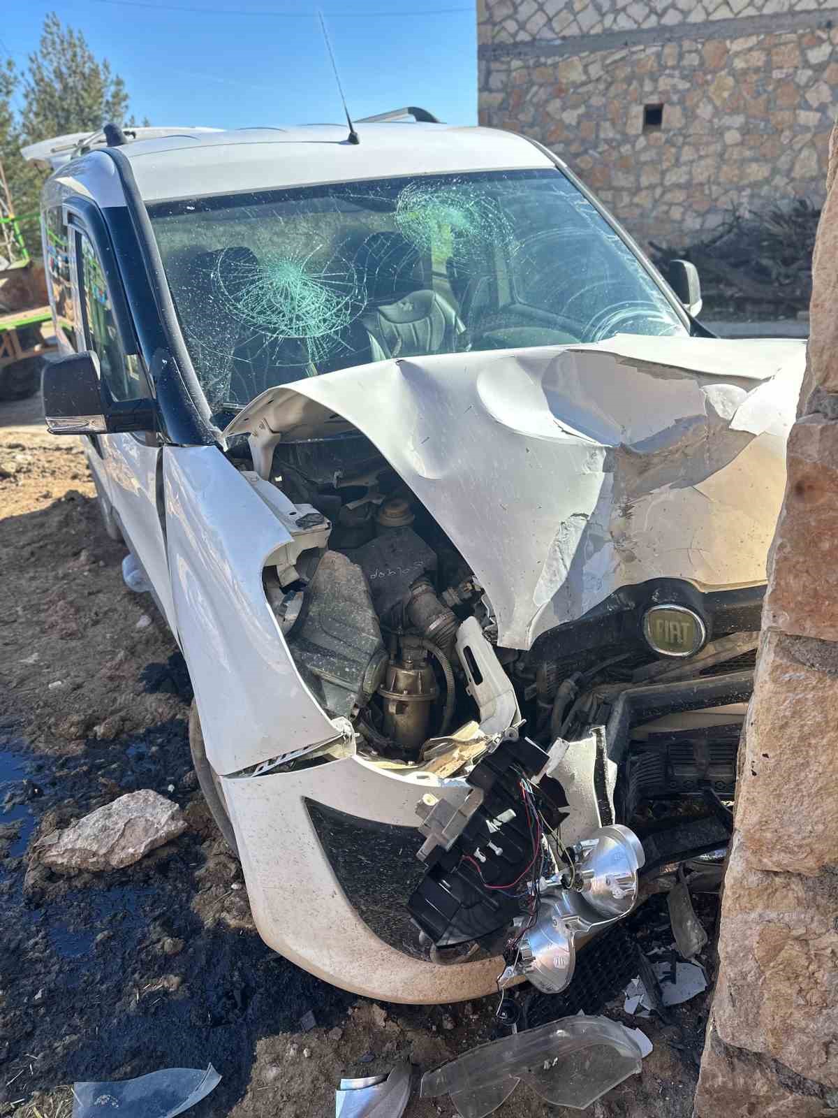 Kaza yapan yakınlarını ziyaretten dönen çift kazada yaralandı
