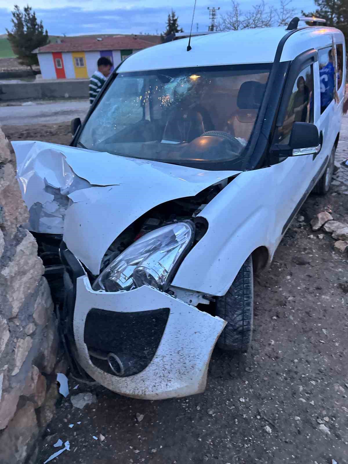 Kaza yapan yakınlarını ziyaretten dönen çift kazada yaralandı
