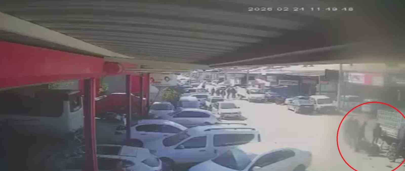 Kazada çarpışan motosiklet sürücülerinin savrulduğu anlar kamerada
