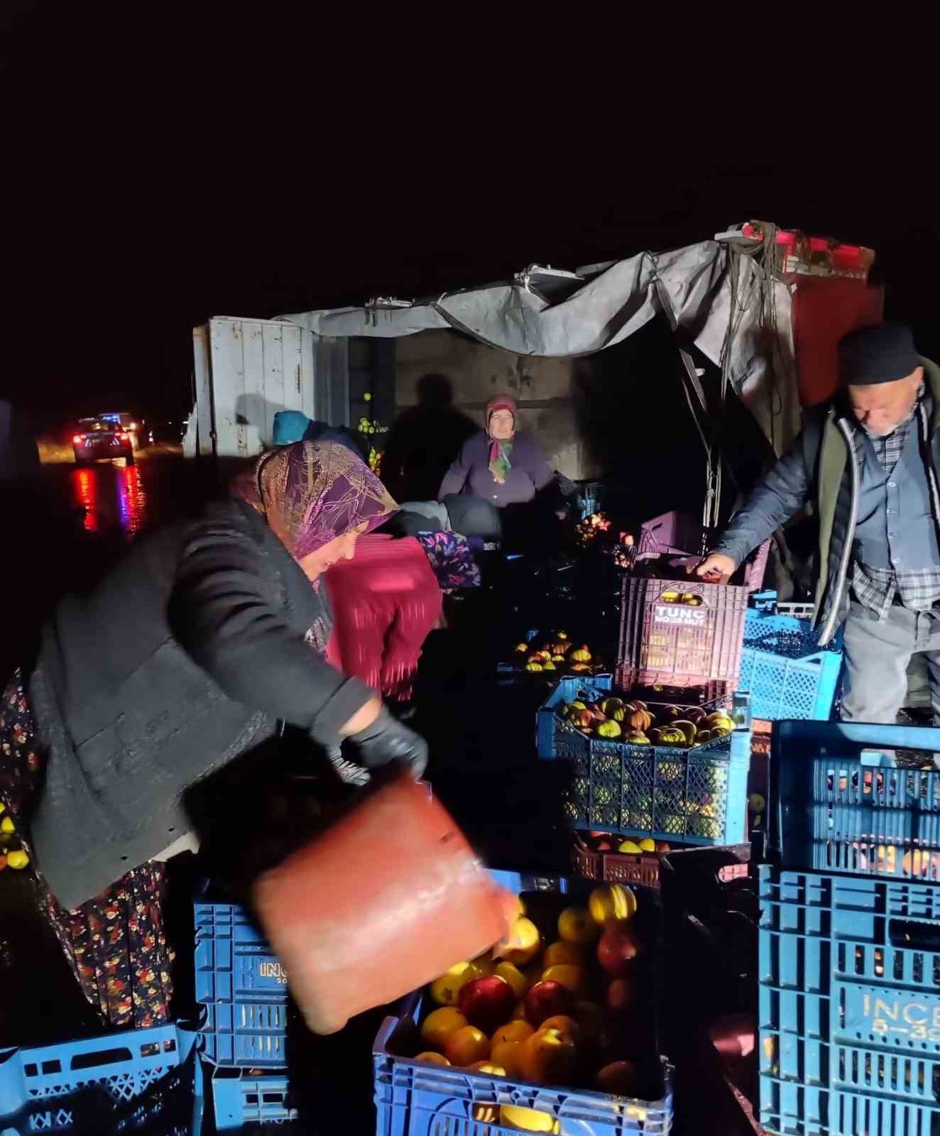 Kazada çevreye dağılan elmaları köy sakinleri topladı
