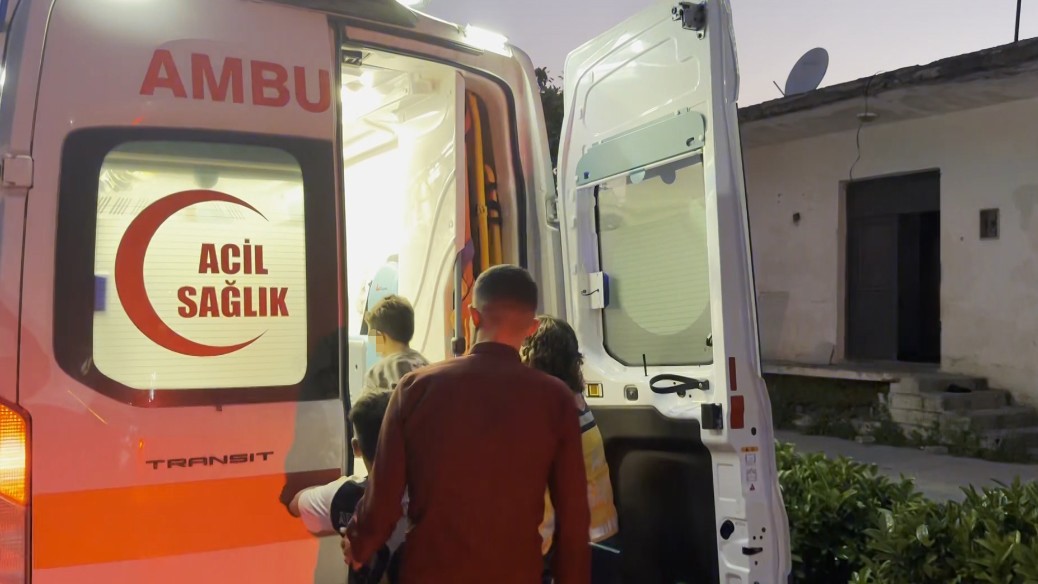 Kazada hafif yaralanan küçük kardeşleri kimse ikna edemedi: Babadan gelen telefonla ambulansa bindiler

