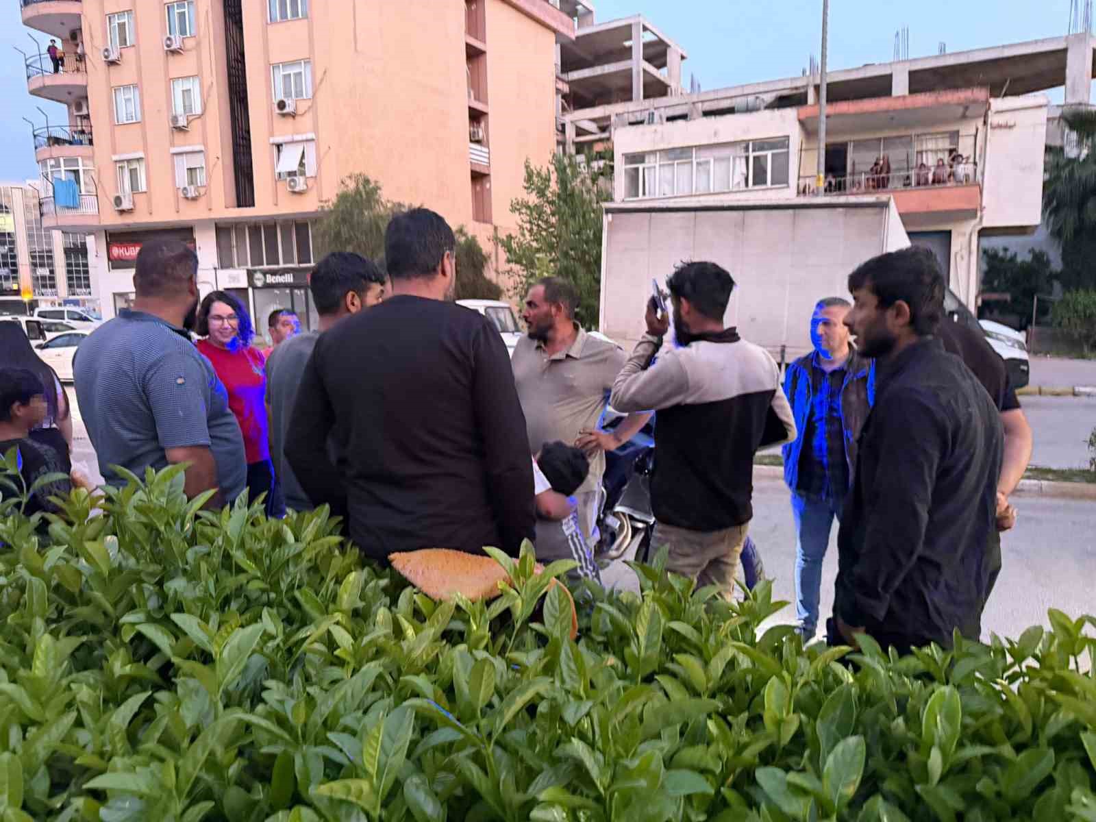 Kazada hafif yaralanan küçük kardeşleri kimse ikna edemedi: Babadan gelen telefonla ambulansa bindiler
