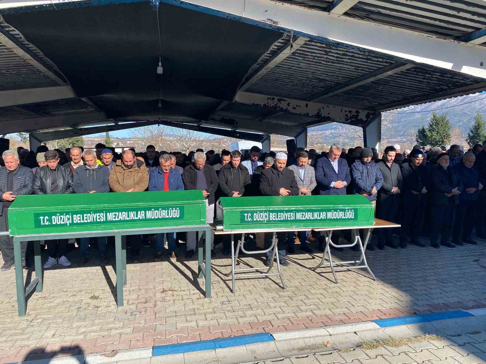 Kazada hayatını kaybeden baba ve gelin Düziçi’nde son yolculuğuna uğurlandı
