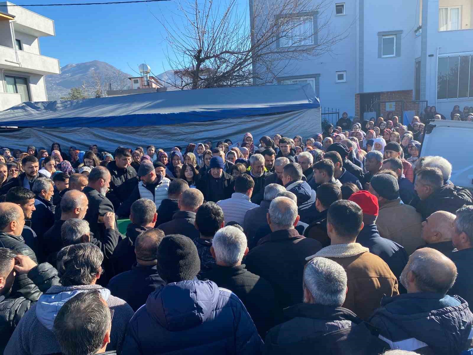 Kazada hayatını kaybeden baba ve gelin Düziçi’nde son yolculuğuna uğurlandı
