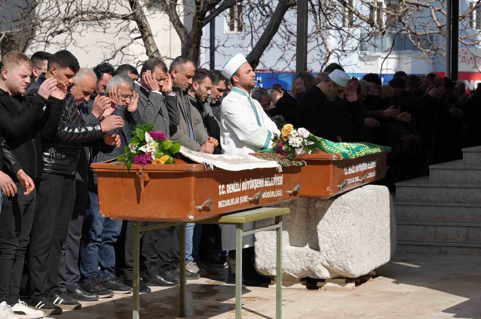 Kazada hayatını kaybeden baba ve oğlu son yolculuklarına uğurlandı
