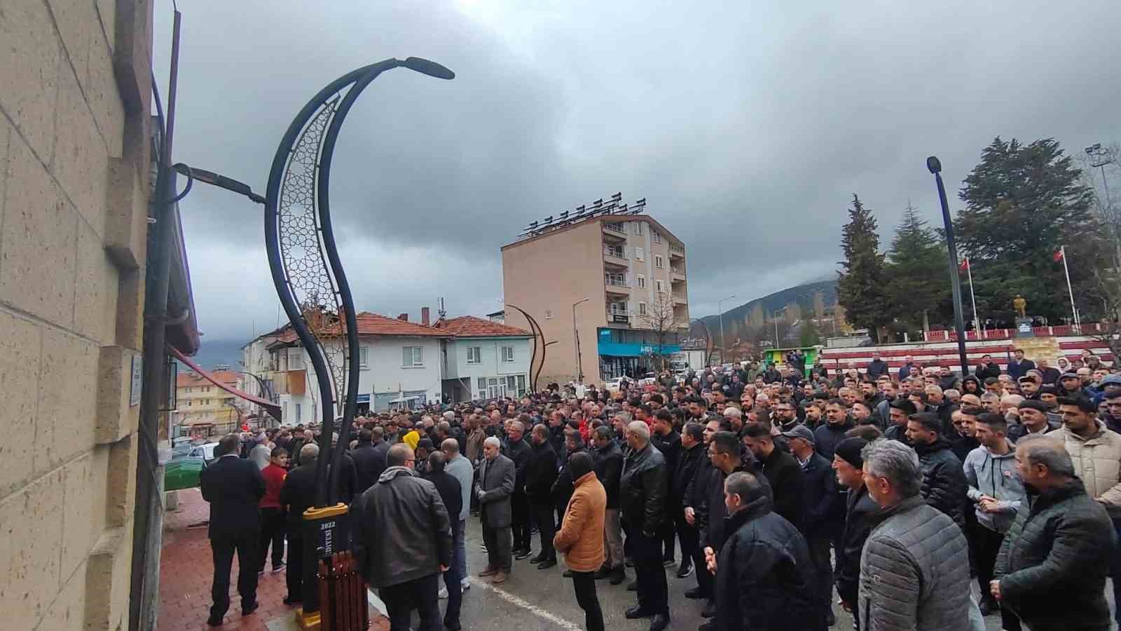 Kazada hayatını kaybeden nişanlı çift yan yana toprağa verildi
