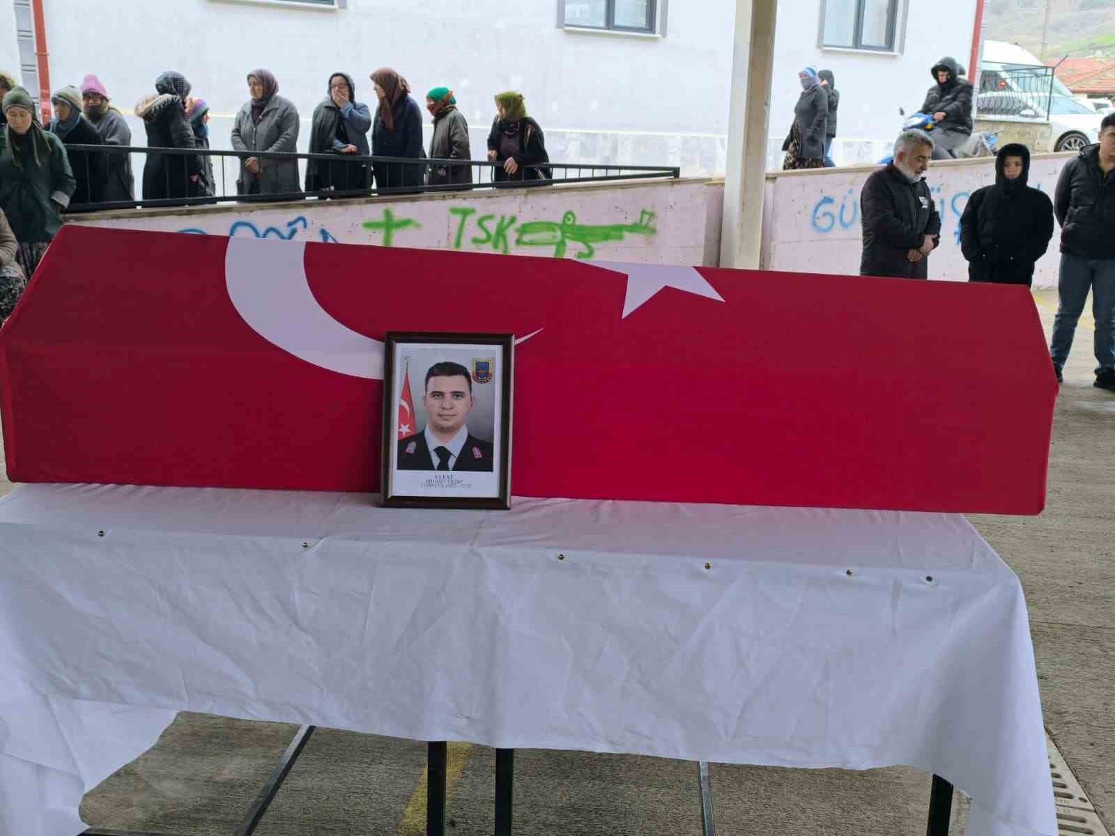 Kazada hayatını kaybeden uzman çavuş askeri törenle toprağa verildi
