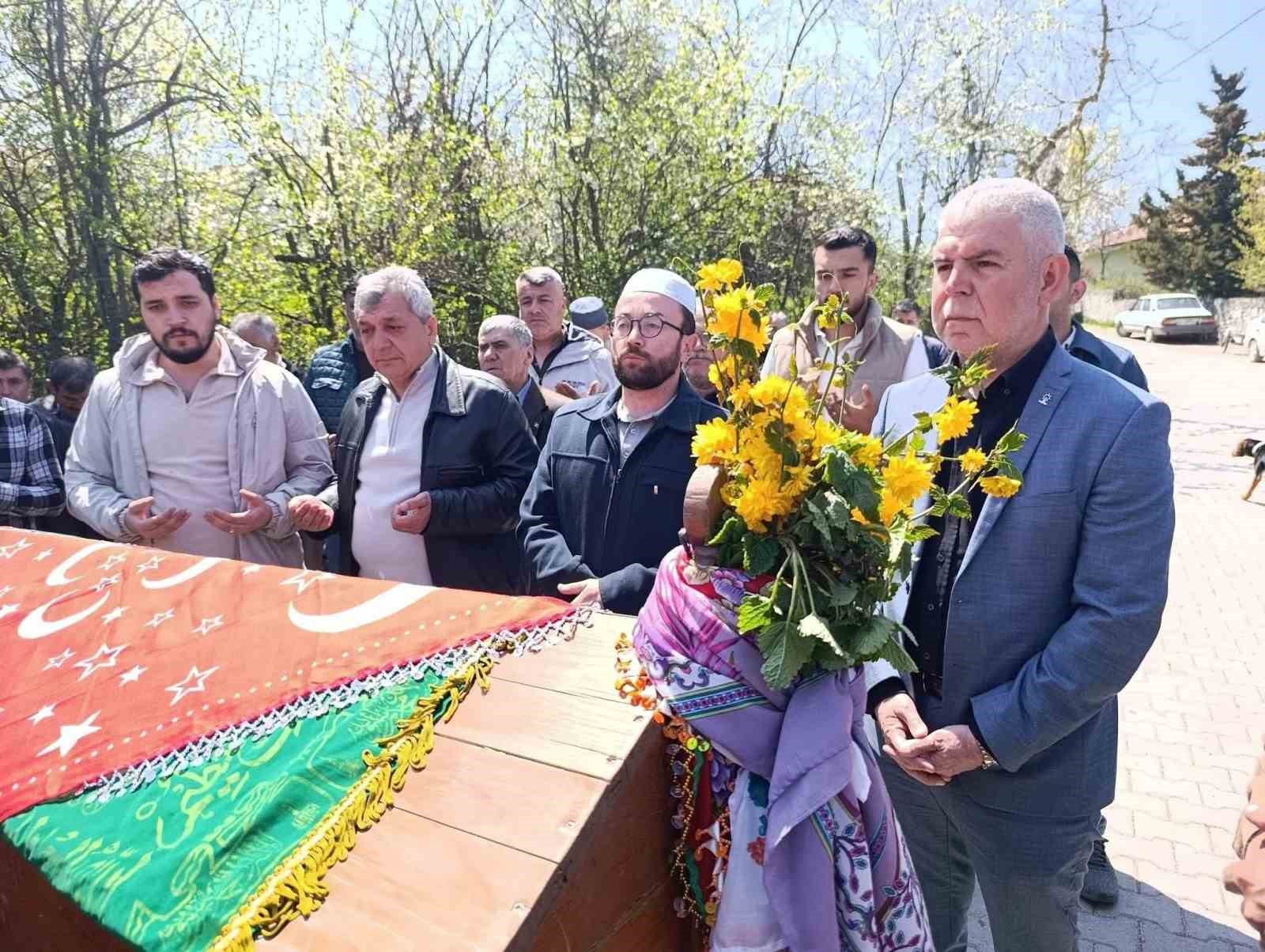 Kazada hayatını kaybetti, karnındaki çocuğu ile toprağa verildi
