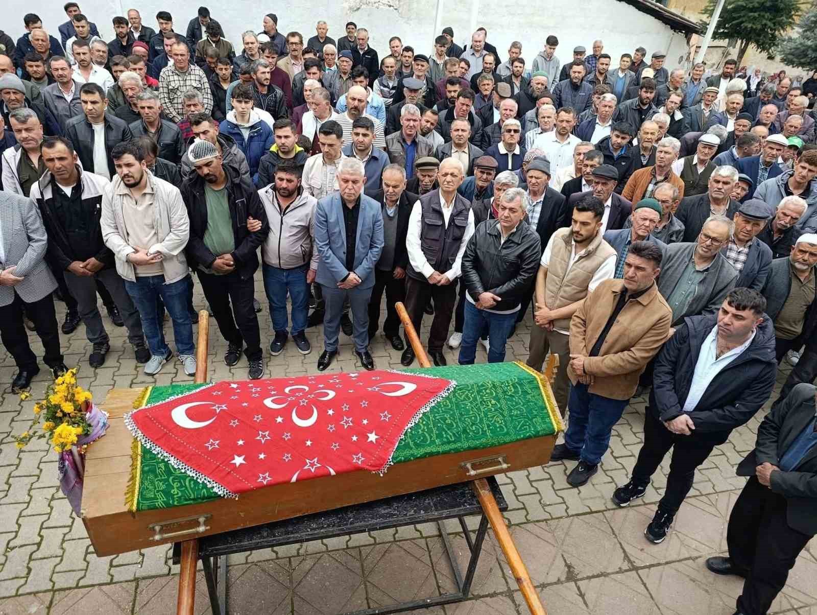 Kazada hayatını kaybetti, karnındaki çocuğu ile toprağa verildi
