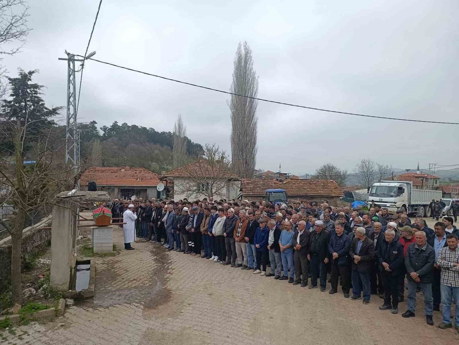 Kazada hayatını kaybetti, karnındaki çocuğu ile toprağa verildi
