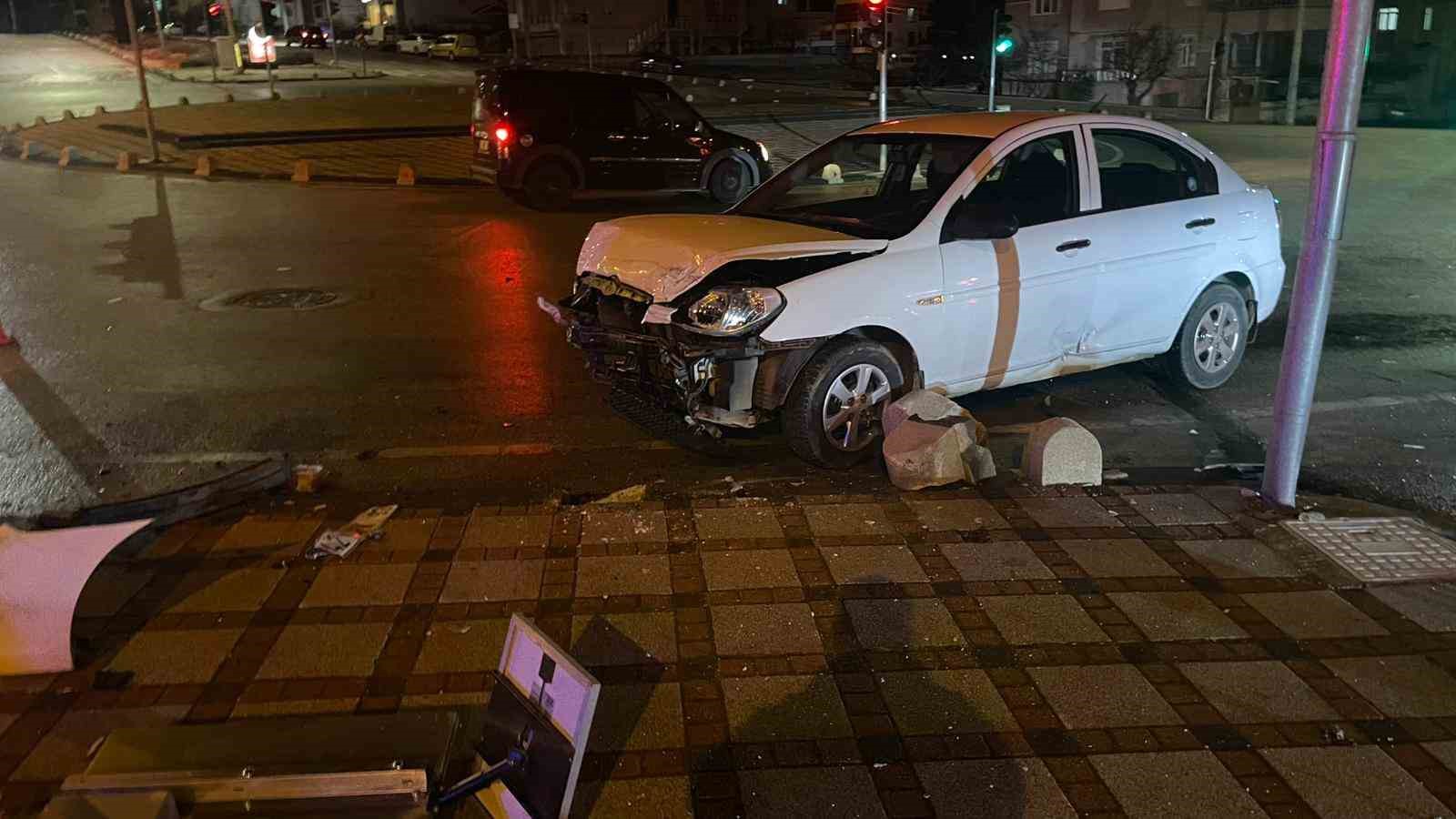 Kazada hurdaya dönen araçtan yara almadan kurtuldu
