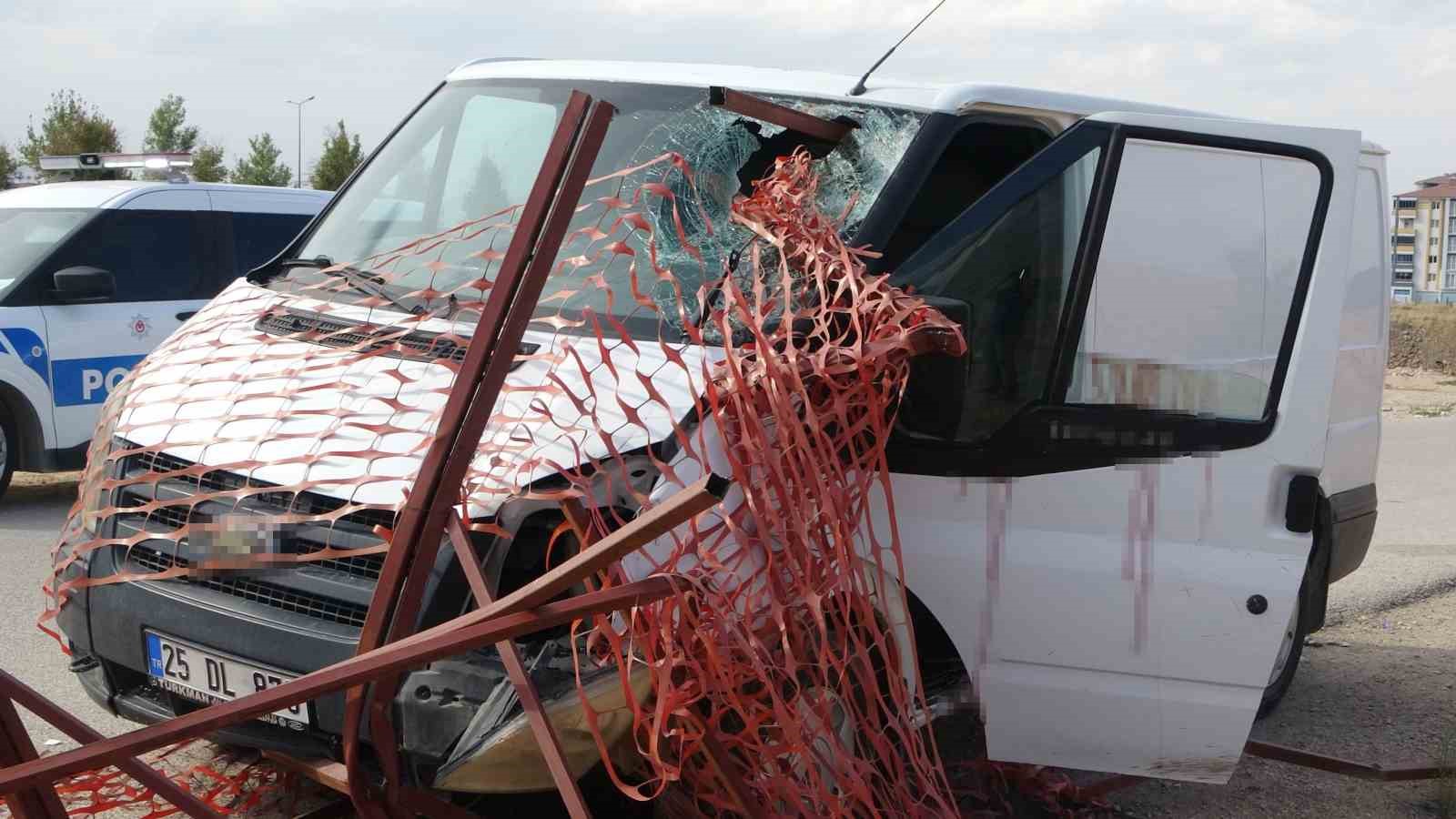 Kazada kafasına demir korkuluk saplanan sürücü kurtarılamadı
