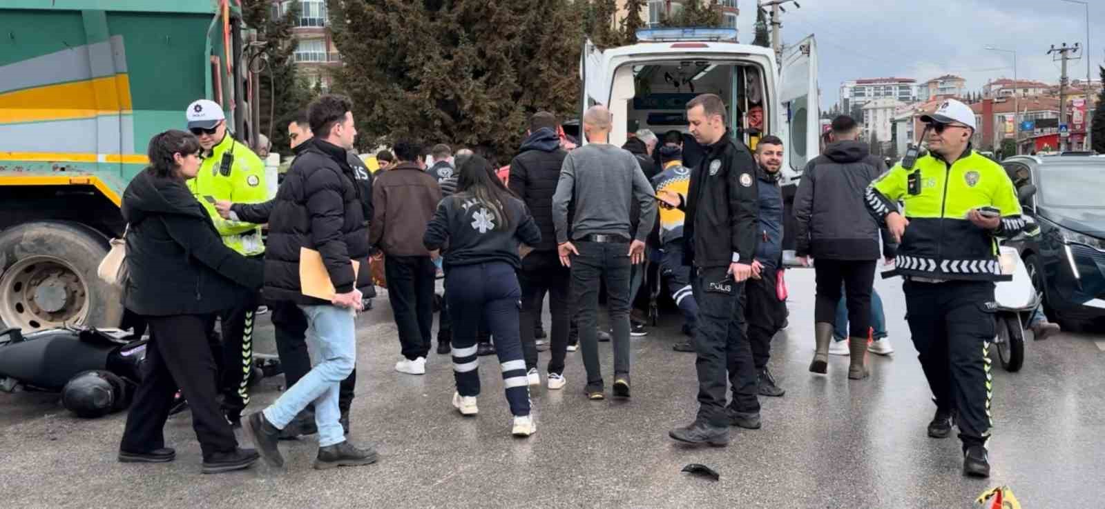 Kazada kamyonun altına sürüklenen motosikletteki 2 kişi yaralandı
