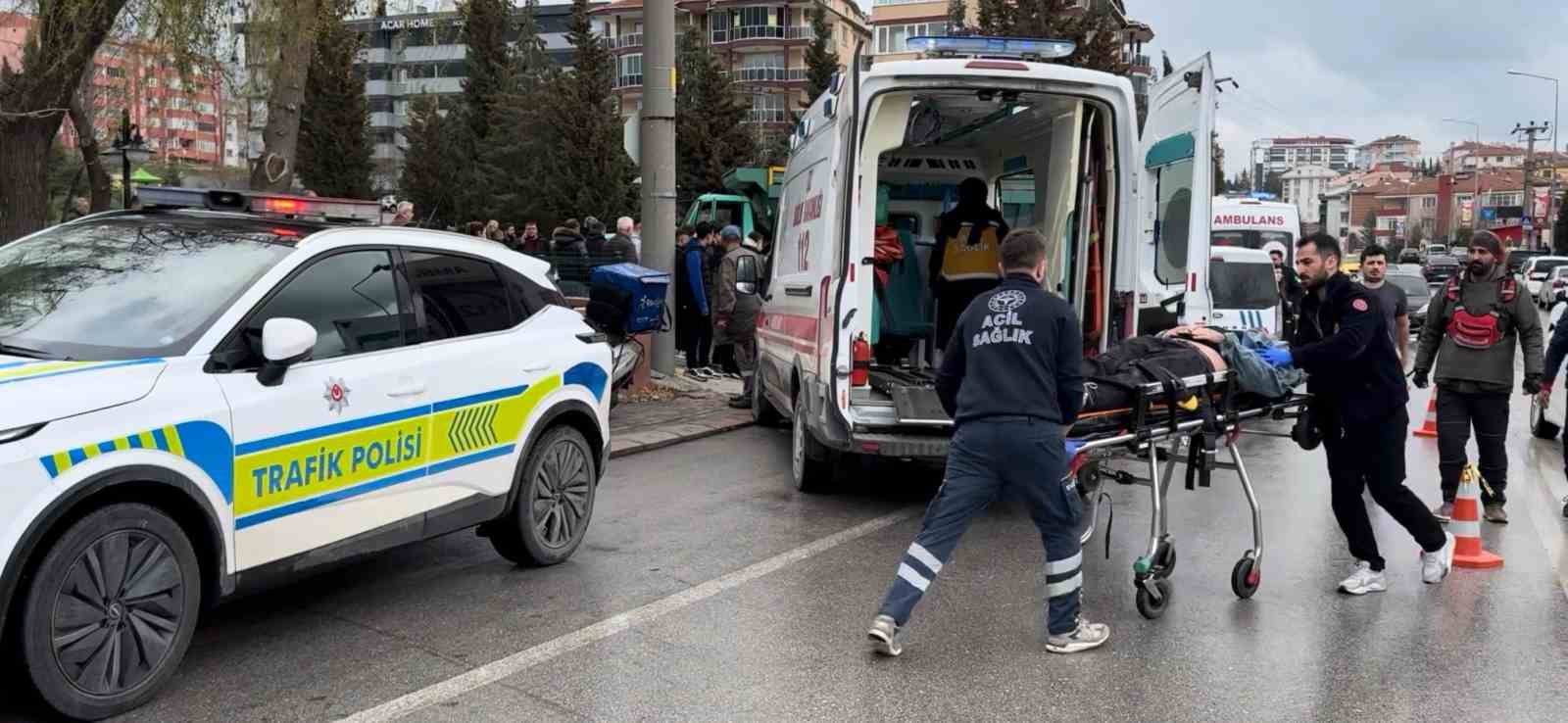 Kazada kamyonun altına sürüklenen motosikletteki 2 kişi yaralandı
