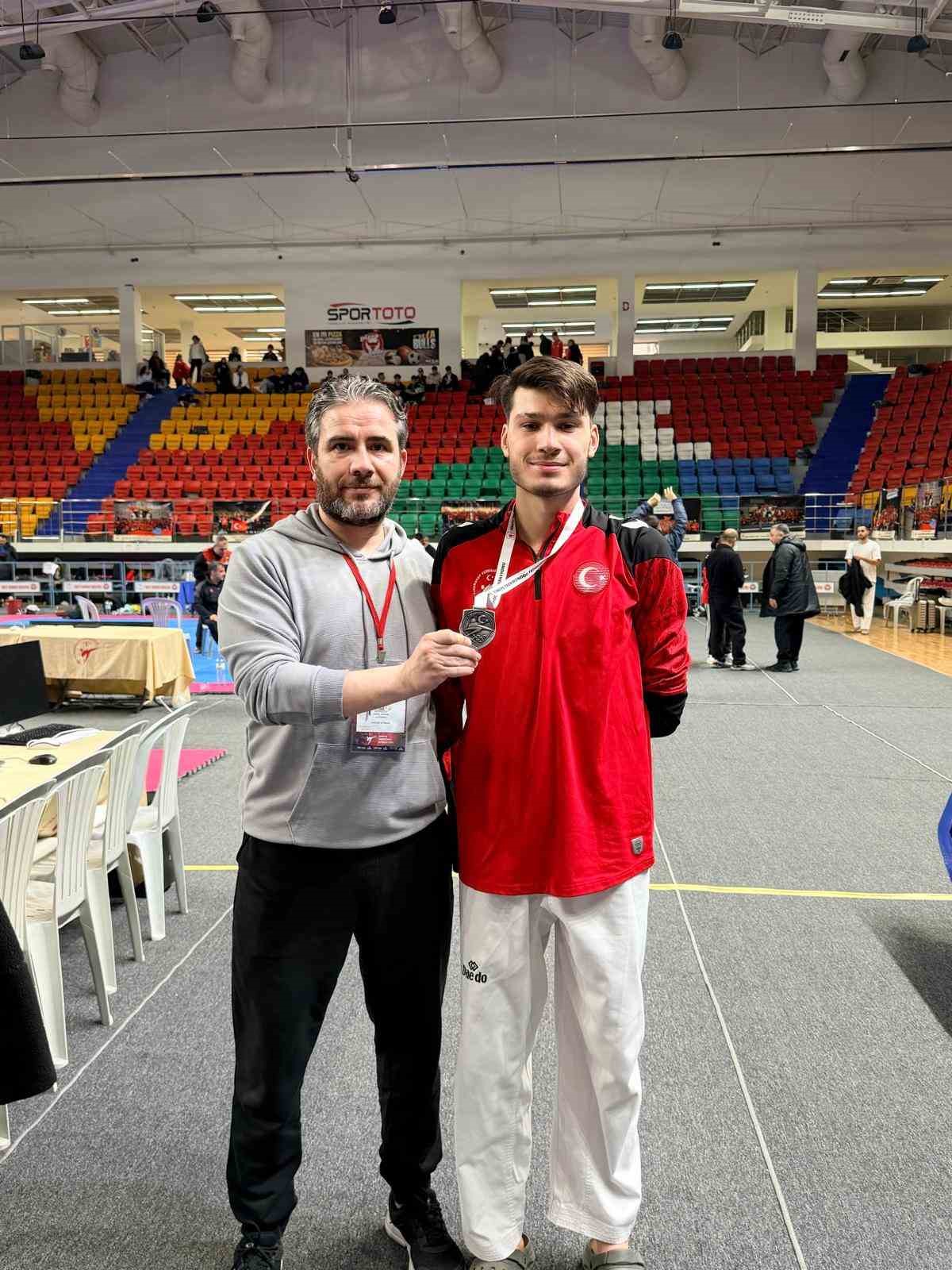 Kazada kollarını kaybetti, taekwondoyla hayata yeniden bağlandı
Kazada kollarını kaybetti, taekwondoyla hayata yeniden bağlandı